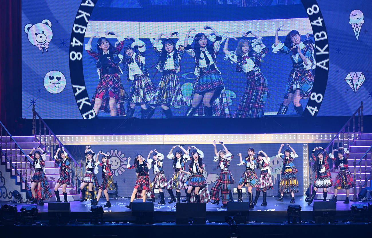 「20周年記念ライブツアーPart2」で会場を盛り上げたAKB48のメンバー（撮影・千葉一成）