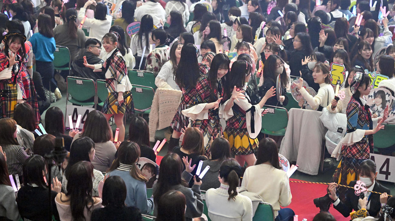 「20周年記念ライブツアーPart2」でステージから客席に降りてファンを喜ばせたAKB48メンバー（撮影・千葉一成）