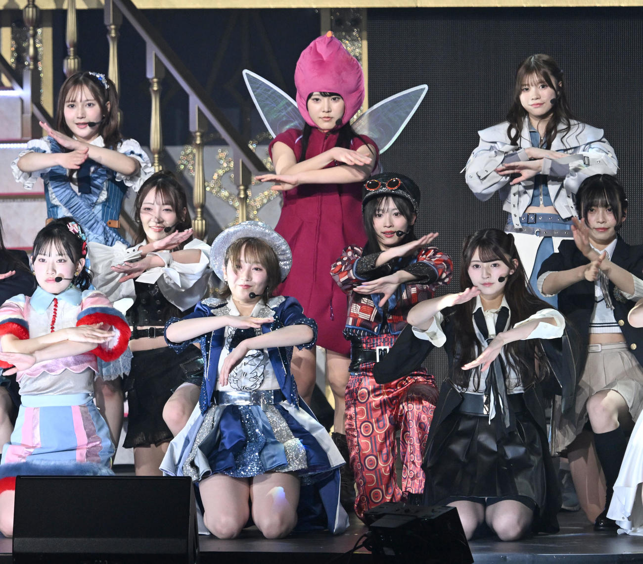 「20周年記念ライブツアーPart2」でさつまいもの妖精の扮装でファンを沸かせた丸山ひなた（後方中央）（撮影・千葉一成）