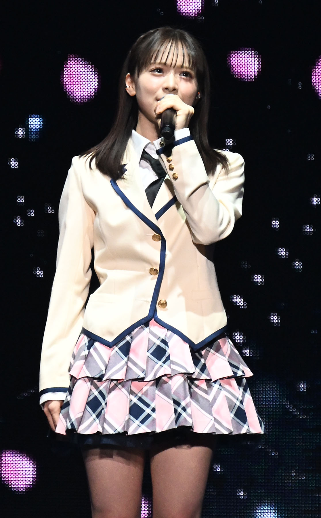 「20周年記念ライブツアーPart2」でソロで歌唱する倉野尾成美（撮影・千葉一成）