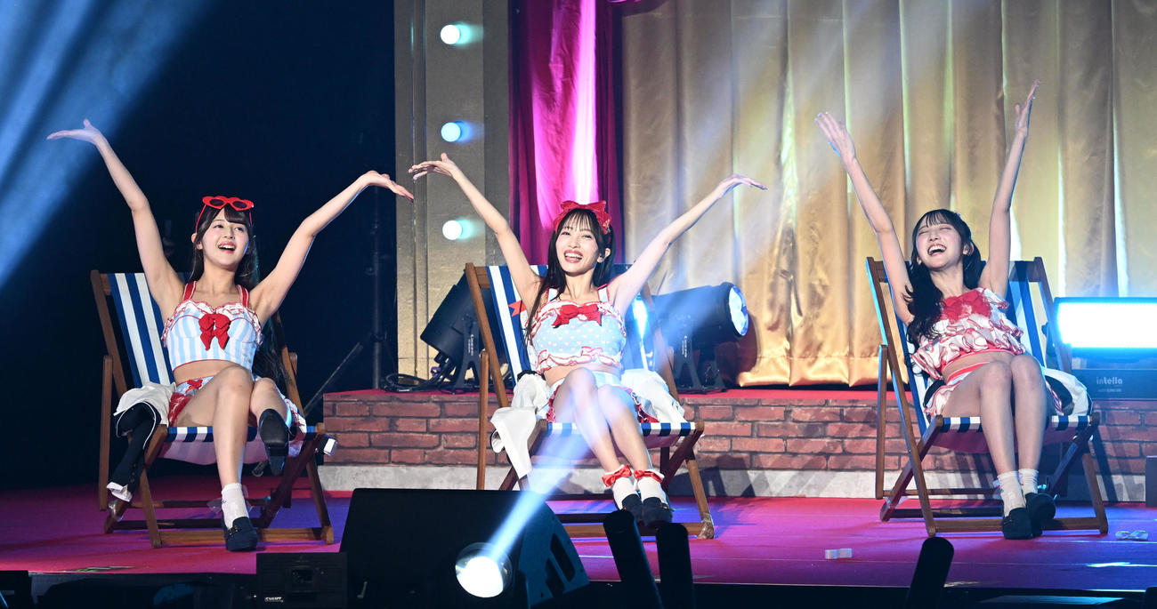 「20周年記念ライブツアーPart2」で「制服ビキニ」を熱唱する、左から久保姫菜乃、向井地美音、長友彩海（撮影・千葉一成）
