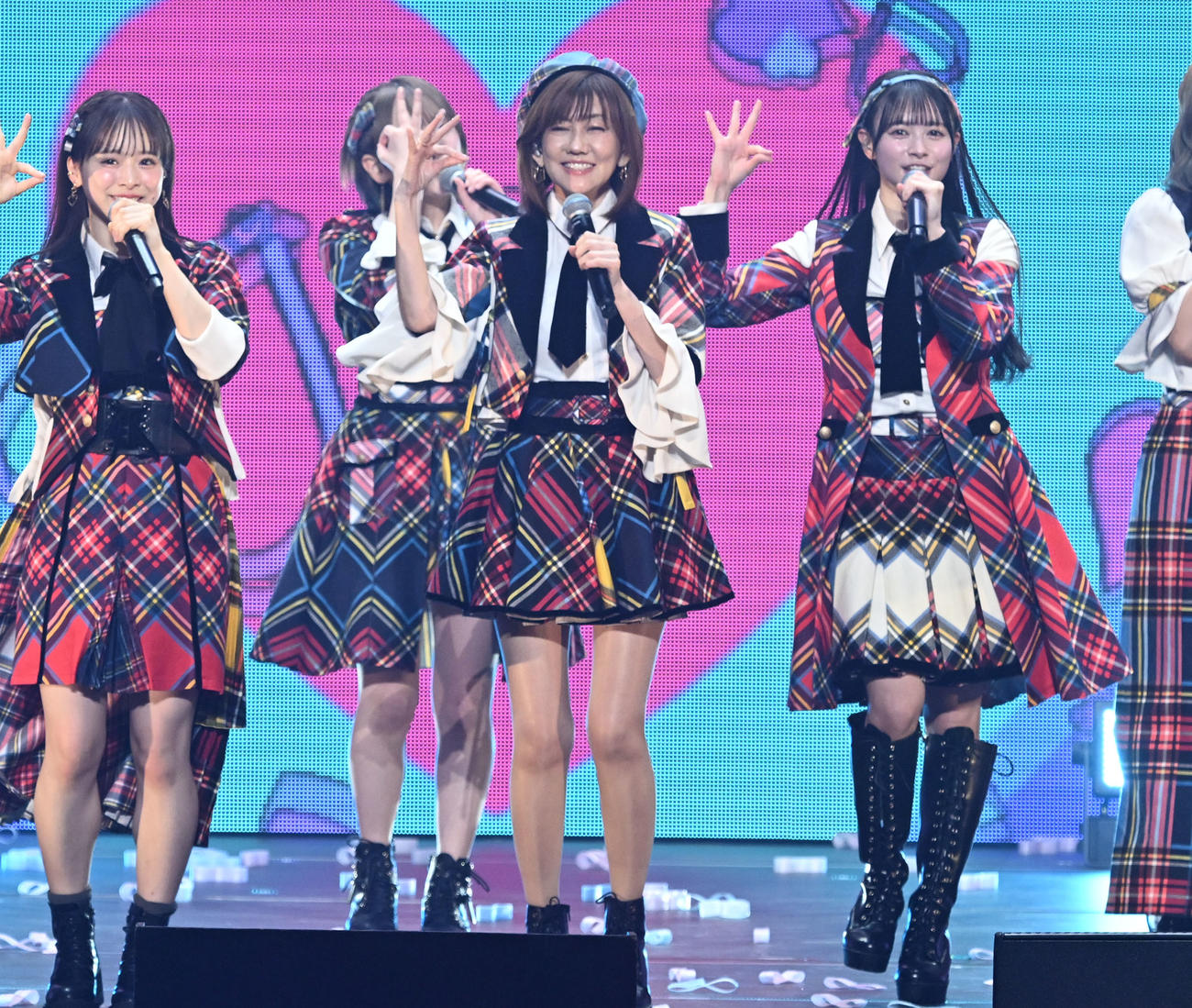 「20周年記念ライブツアーPart2」でAKB48のメンバーと歌唱する松本伊代（中央）（撮影・千葉一成）