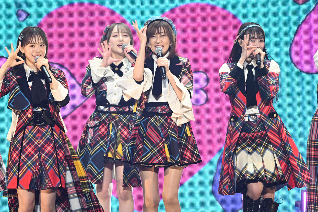 「20周年記念ライブツアーPart2」でAKB48のメンバーと歌唱する松本伊代（右から2人目）（撮影・千葉一成）