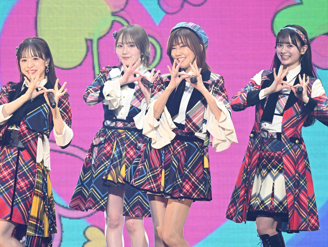 「20周年記念ライブツアーPart2」でAKB48のメンバーと歌唱する松本伊代（右から2人目）（撮影・千葉一成）