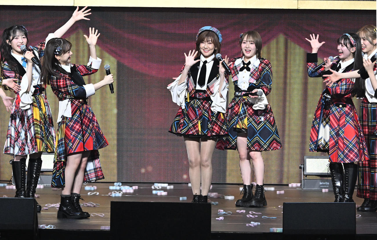 「20周年記念ライブツアーPart2」でAKB48のメンバーと歌唱した松本伊代（中央）（撮影・千葉一成）