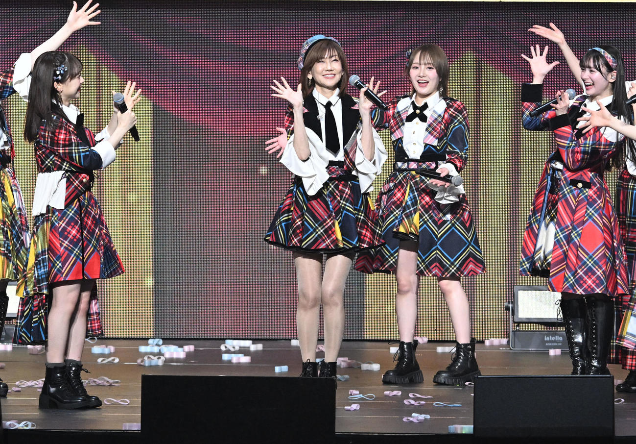 「20周年記念ライブツアーPart2」でAKB48のメンバーと歌唱した松本伊代（左からから2人目）（撮影・千葉一成）