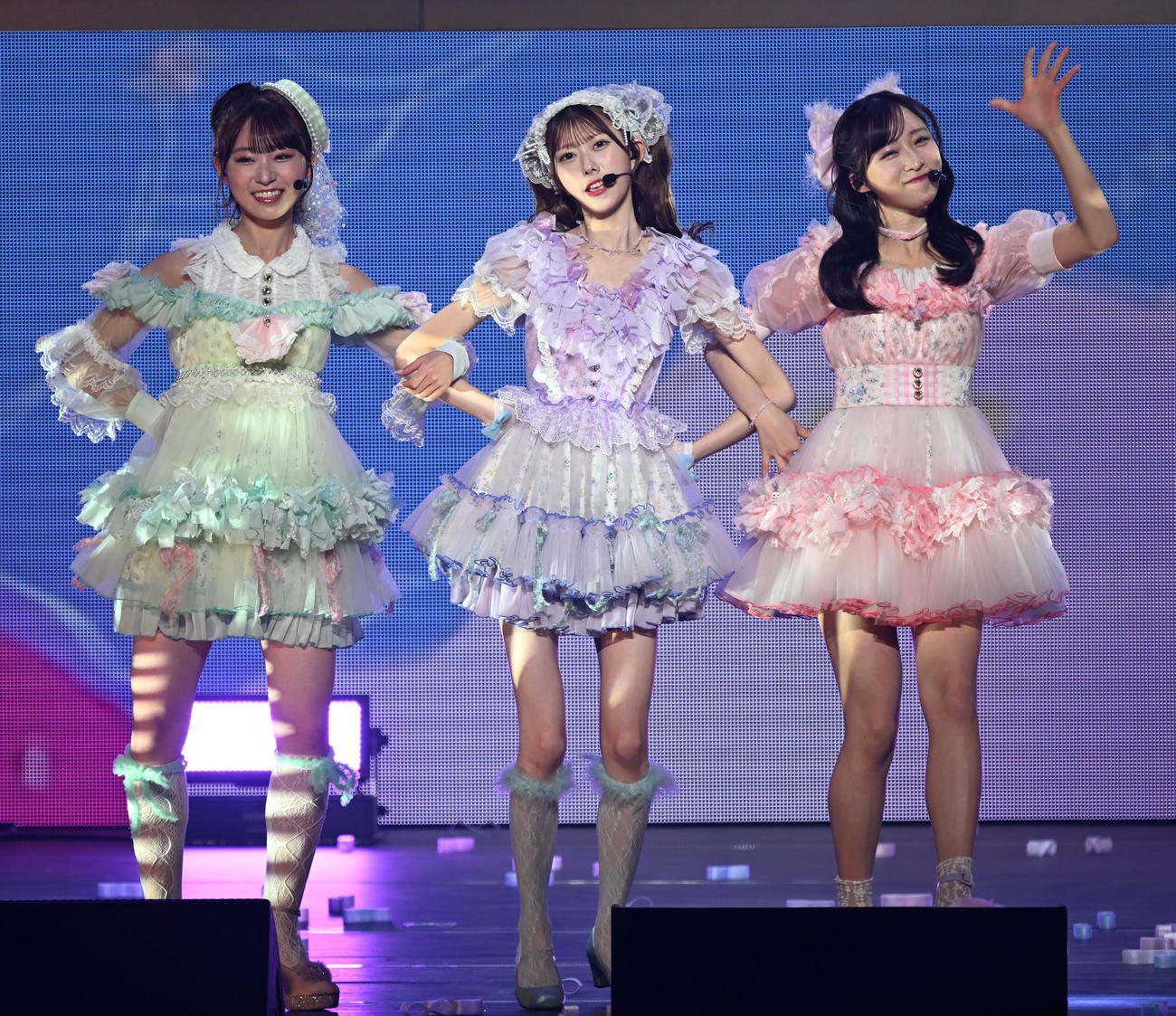 「20周年記念ライブツアーPart2」で歌唱する、左から山内瑞葵、千葉恵里、小栗有以（撮影・千葉一成）