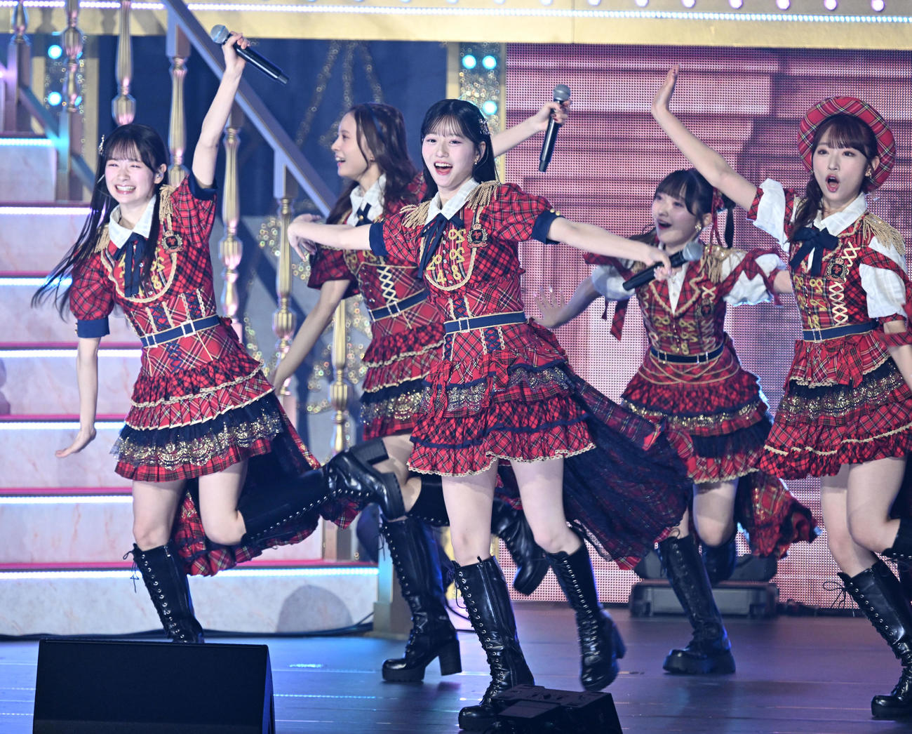 「20周年記念ライブツアーPart2」で歌唱する八木愛月（中央）らAKB48のメンバー（撮影・千葉一成）