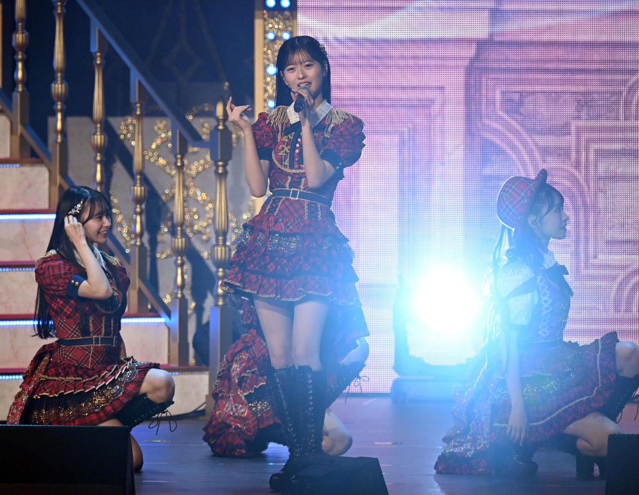 「20周年記念ライブツアーPart2」で歌唱する八木愛月（中央）らAKB48のメンバー（撮影・千葉一成）