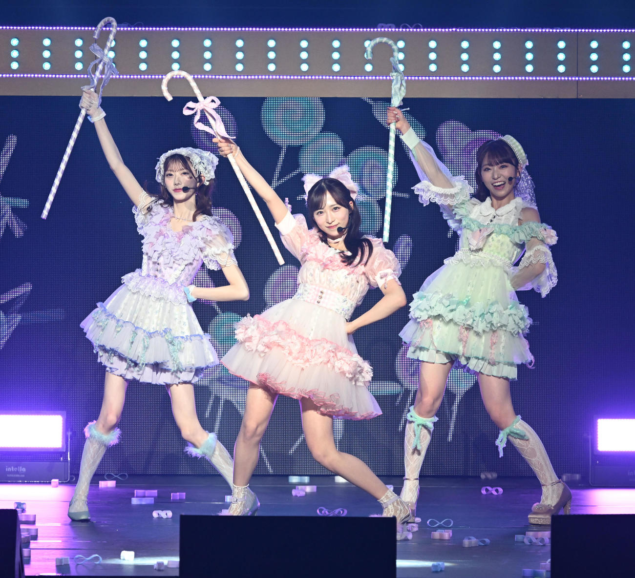 「20周年記念ライブツアーPart2」で歌唱する、左から千葉恵里、小栗有以、山内瑞葵（撮影・千葉一成）