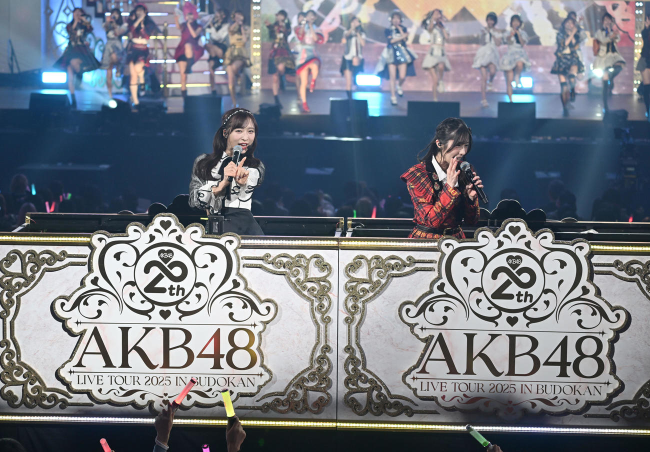 「20周年記念ライブツアーPart2」でゴンドラから客席のファンを盛り上げる小栗有以（左）と岩立沙穂（撮影・千葉一成）