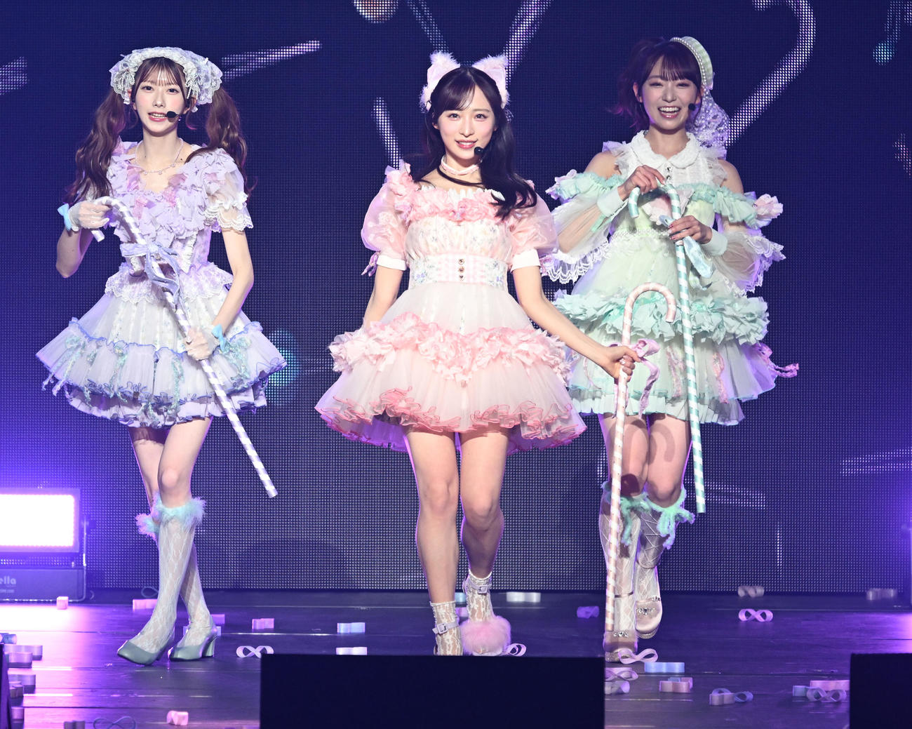 「20周年記念ライブツアーPart2」で歌唱する小栗有以（中央）ら（撮影・千葉一成）