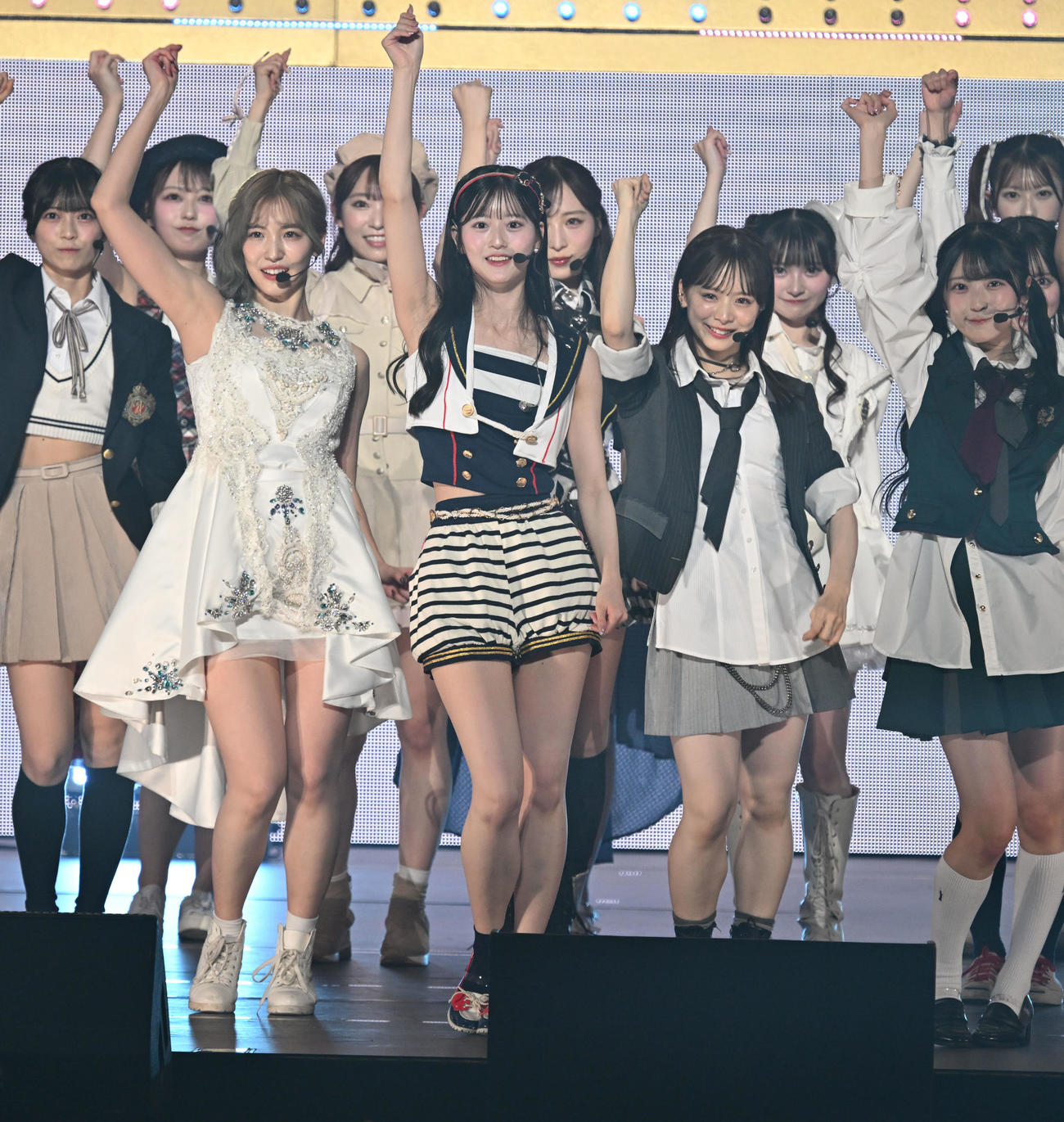 「20周年記念ライブツアーPart2」で会場を盛り上げた八木愛月（中央）らAKB48のメンバー（撮影・千葉一成）