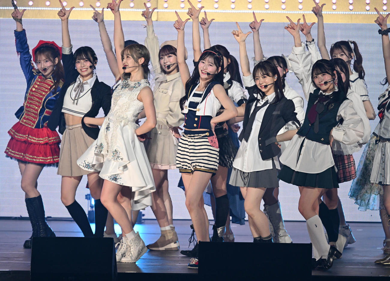 「20周年記念ライブツアーPart2」で会場を盛り上げた八木愛月（中央）らAKB48のメンバー（撮影・千葉一成）