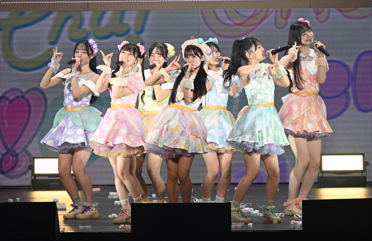 「20周年記念ライブツアーPart2」で会場を盛り上げた伊藤百花（中央）らAKB48のメンバー（撮影・千葉一成）