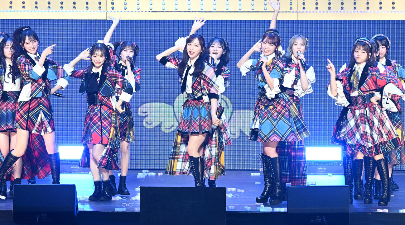「20周年記念ライブツアーPart2」で会場を魅了した小栗有以（前列中央）らAKB48のメンバー（撮影・千葉一成）