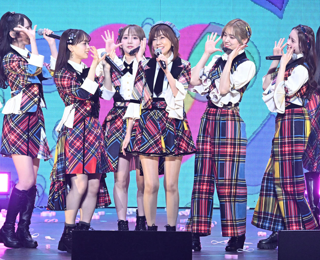 「20周年記念ライブツアーPart2」にAKB48のメンバーに迎えられ登場した松本伊代（中央）（撮影・千葉一成）