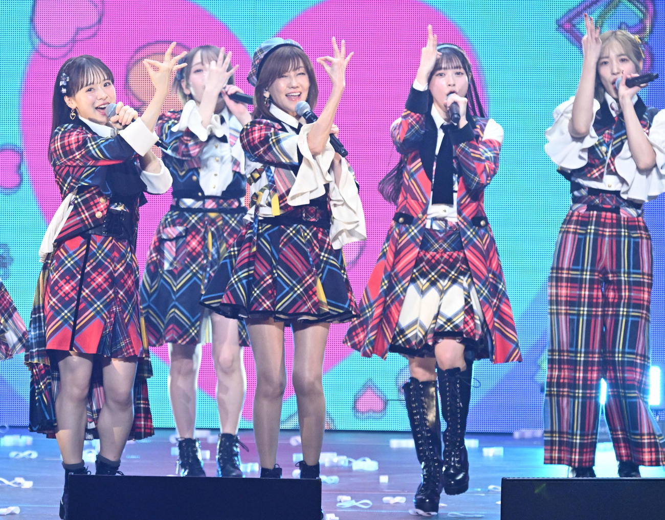 「20周年記念ライブツアーPart2」でAKB48のメンバーと歌唱する松本伊代（中央）（撮影・千葉一成）
