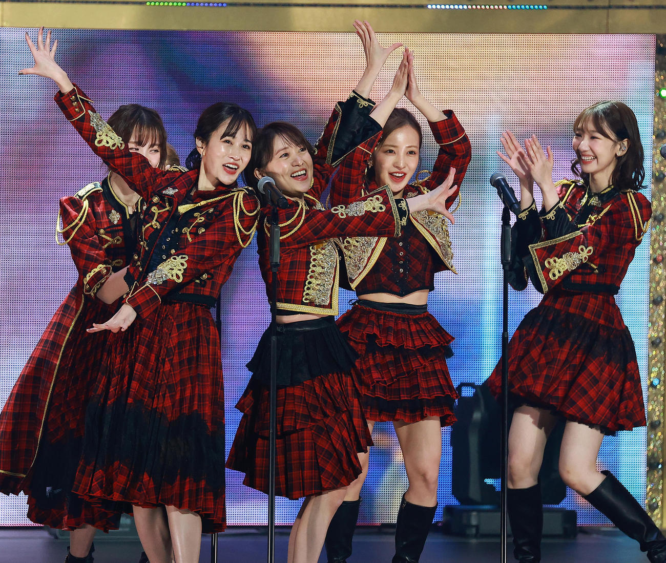 「ヘビーローテーション」で盛り上がる、左から篠田麻里子、前田敦子、大島優子、板野友美、柏木由紀（撮影・中島郁夫）