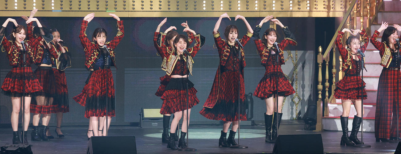 「ヘビーローテーション」で盛り上がるAKB48卒業生たち（撮影・中島郁夫）
