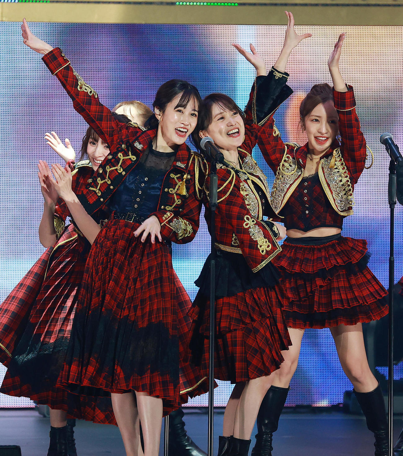 「ヘビーローテーション」で盛り上がる、左から篠田麻里子、前田敦子、大島優子、板野友美（撮影・中島郁夫）