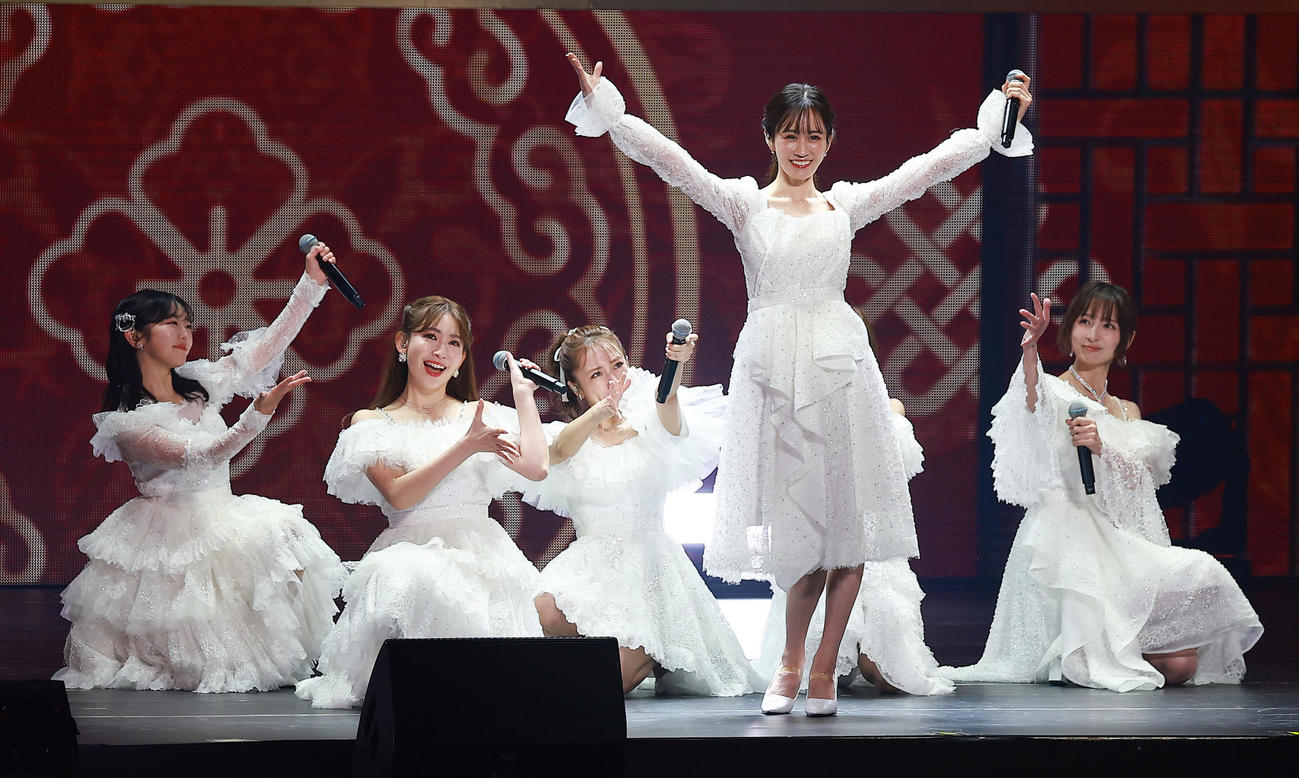 20周年記念コンサートで「フライングゲット」を披露する、左から峯岸みなみ、小嶋陽菜、高橋みなみ、前田敦子、篠田麻里子（撮影・中島郁夫）