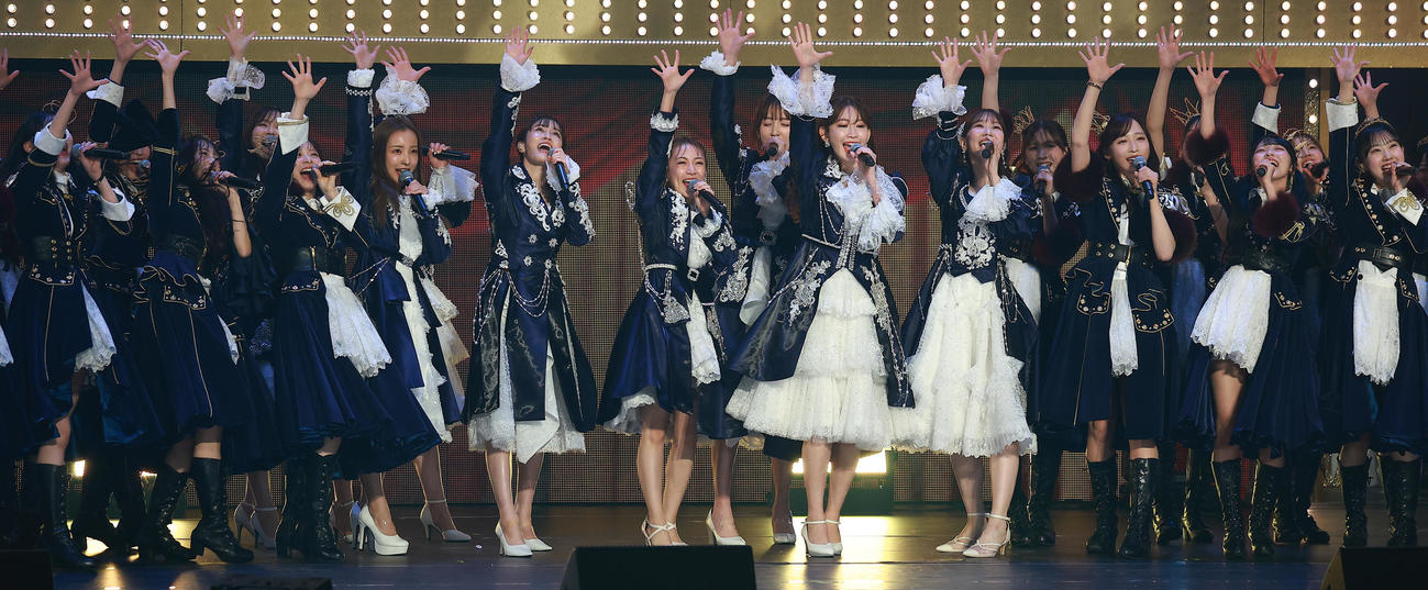 高橋みなみ（中央）のかけ声で「AKB48」と叫ぶメンバーたち（撮影・中島郁夫）