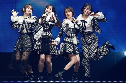 Not yetの、左から横山由依、指原莉乃、大島優子、北原里英（撮影・中島郁夫）