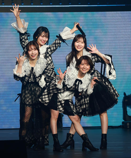 Not yet。前列左から横山由依、大島優子、後列左から北原里英、指原莉乃（撮影・中島郁夫）