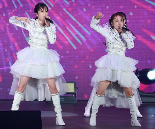 熱唱する前田敦子（左）と高橋みなみ（撮影・中島郁夫）