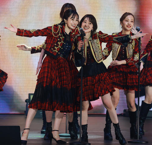 「ヘビーローテーション」で盛り上がる前田敦子（左）と大島優子。右端は板野友美（撮影・中島郁夫）