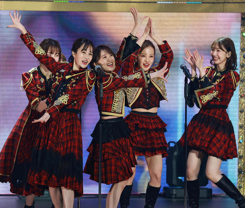 「ヘビーローテーション」で盛り上がる、左から篠田麻里子、前田敦子、大島優子、板野友美、柏木由紀（撮影・中島郁夫）