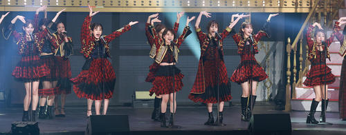 「ヘビーローテーション」で盛り上がるAKB48卒業生たち（撮影・中島郁夫）