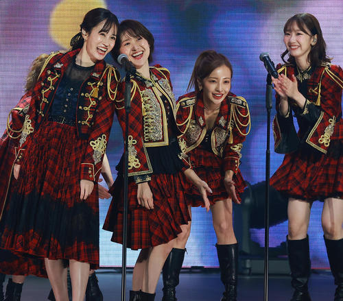「ヘビーローテーション」で盛り上がる、左から前田敦子、大島優子、板野友美、柏木由紀（撮影・中島郁夫）