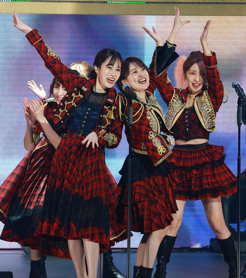 「ヘビーローテーション」で盛り上がる、左から篠田麻里子、前田敦子、大島優子、板野友美（撮影・中島郁夫）