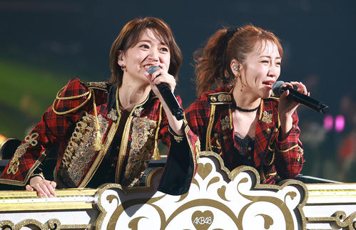 熱唱する大島優子（左）と高橋みなみ（撮影・中島郁夫）