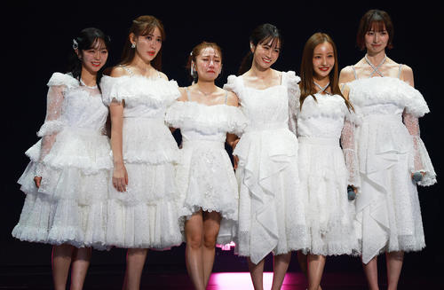 20周年記念コンサートのオープニングから号泣する、左から峯岸みなみ、小嶋陽菜、高橋みなみ、前田敦子、板野友美、篠田麻里子（撮影・中島郁夫）