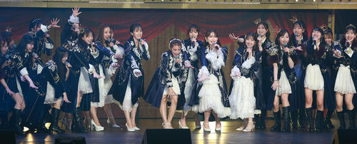 高橋みなみ（中央）のかけ声で「AKB48」と叫ぶメンバーたち（撮影・中島郁夫）
