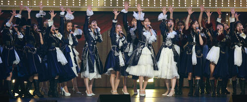高橋みなみ（中央）のかけ声で「AKB48」と叫ぶメンバーたち（撮影・中島郁夫）