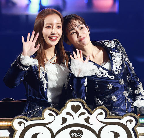 観客性のファンに手を振る板野友美（左）と前田敦子（撮影・中島郁夫）