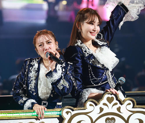 ファンの声援に応える高橋みなみ（左）と小嶋陽菜（撮影・中島郁夫）