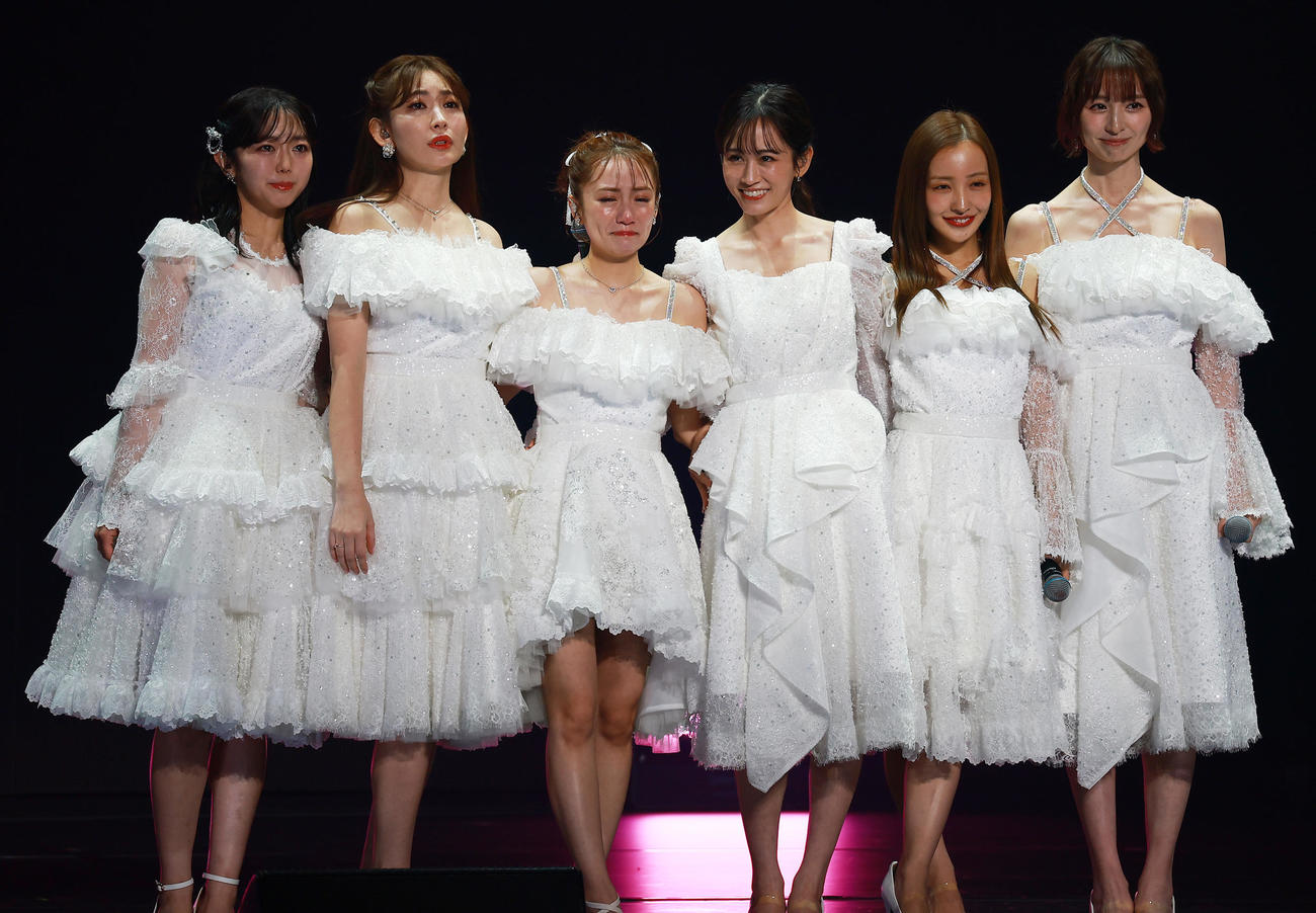 20周年記念コンサートのオープニングから号泣する、左から峯岸みなみ、小嶋陽菜、高橋みなみ、前田敦子、板野友美、篠田麻里子（撮影・中島郁夫）