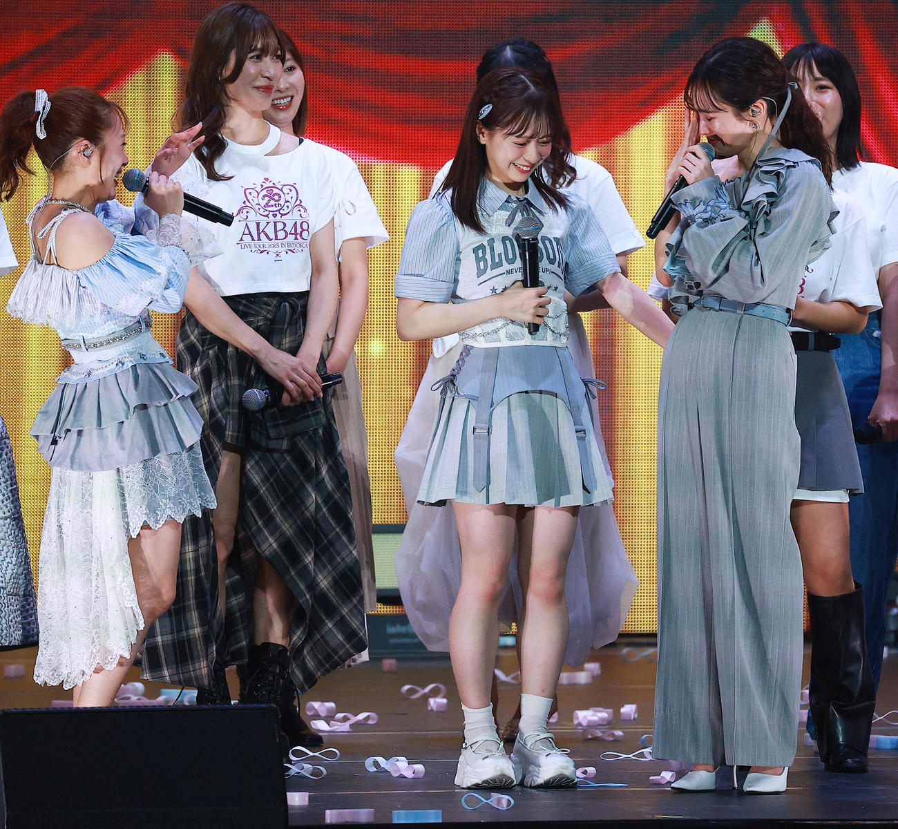 20周年記念コンサート涙であいさつする前田敦子（右端）。中央は倉野尾成美、左端は高橋みなみ（撮影・中島郁夫）
