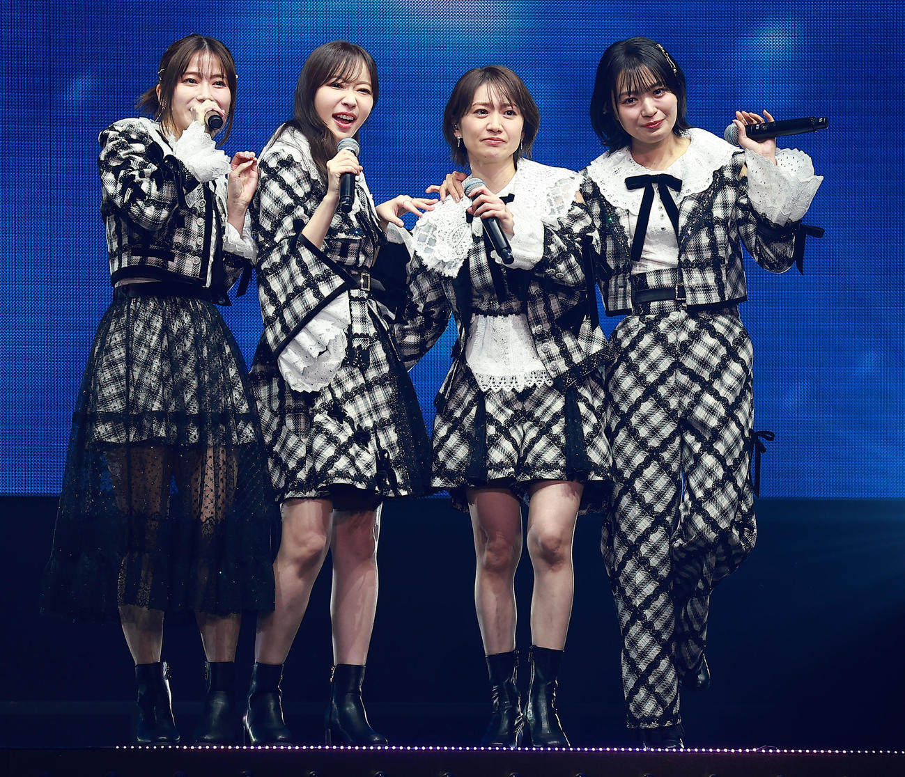 Not yet。左から横山由依、指原莉乃、大島優子、北原里英（撮影・中島郁夫）