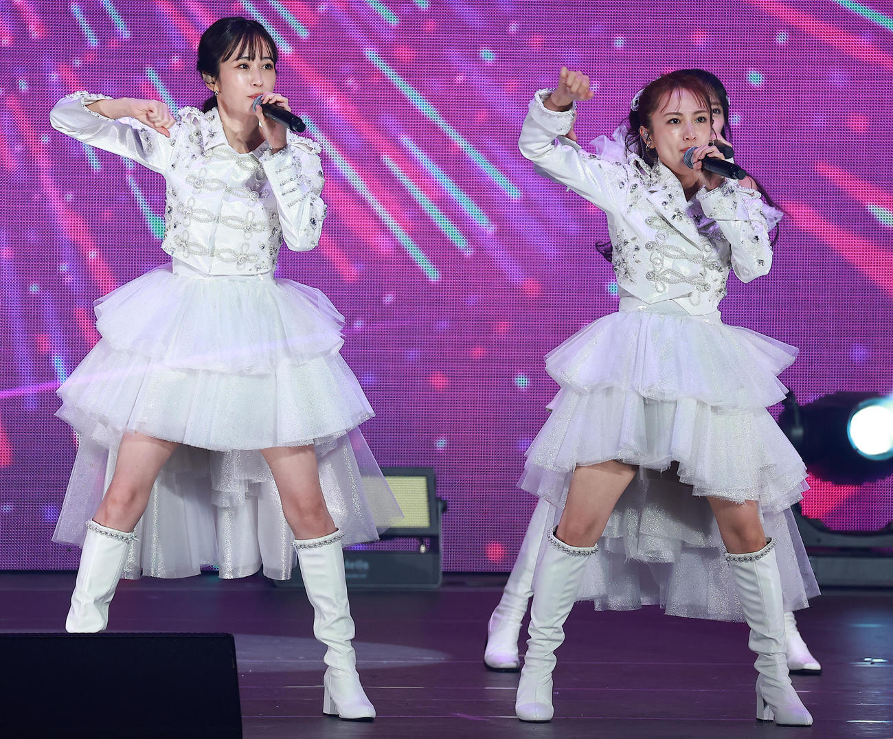 熱唱する前田敦子（左）と高橋みなみ（撮影・中島郁夫）
