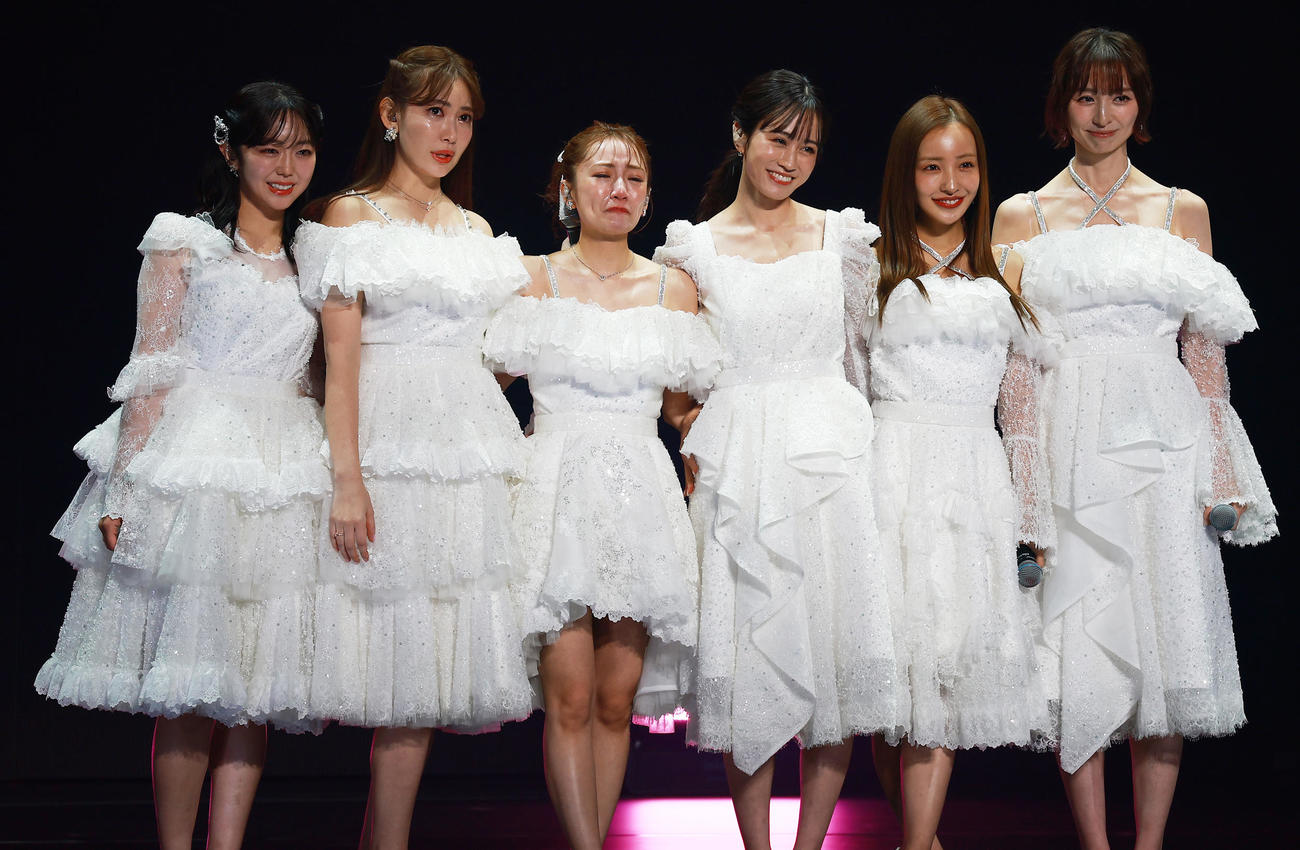 20周年記念コンサートのオープニングから号泣する、左から峯岸みなみ、小嶋陽菜、高橋みなみ、前田敦子、板野友美、篠田麻里子（撮影・中島郁夫）