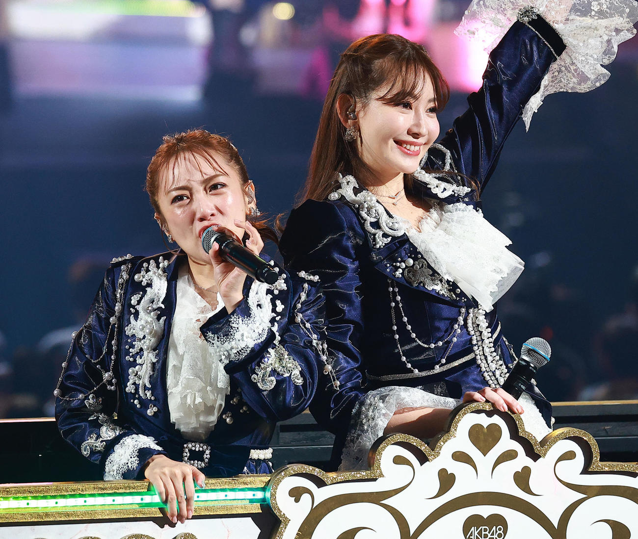 ファンの声援に応える高橋みなみ（左）と小嶋陽菜（撮影・中島郁夫）