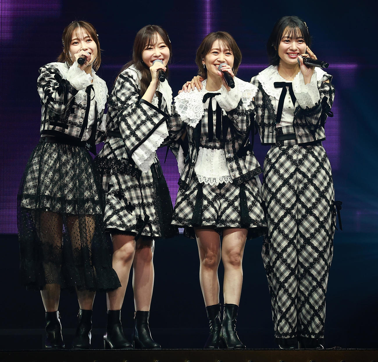 Not yet。左から横山由依、指原莉乃、大島優子、北原里英（撮影・中島郁夫）