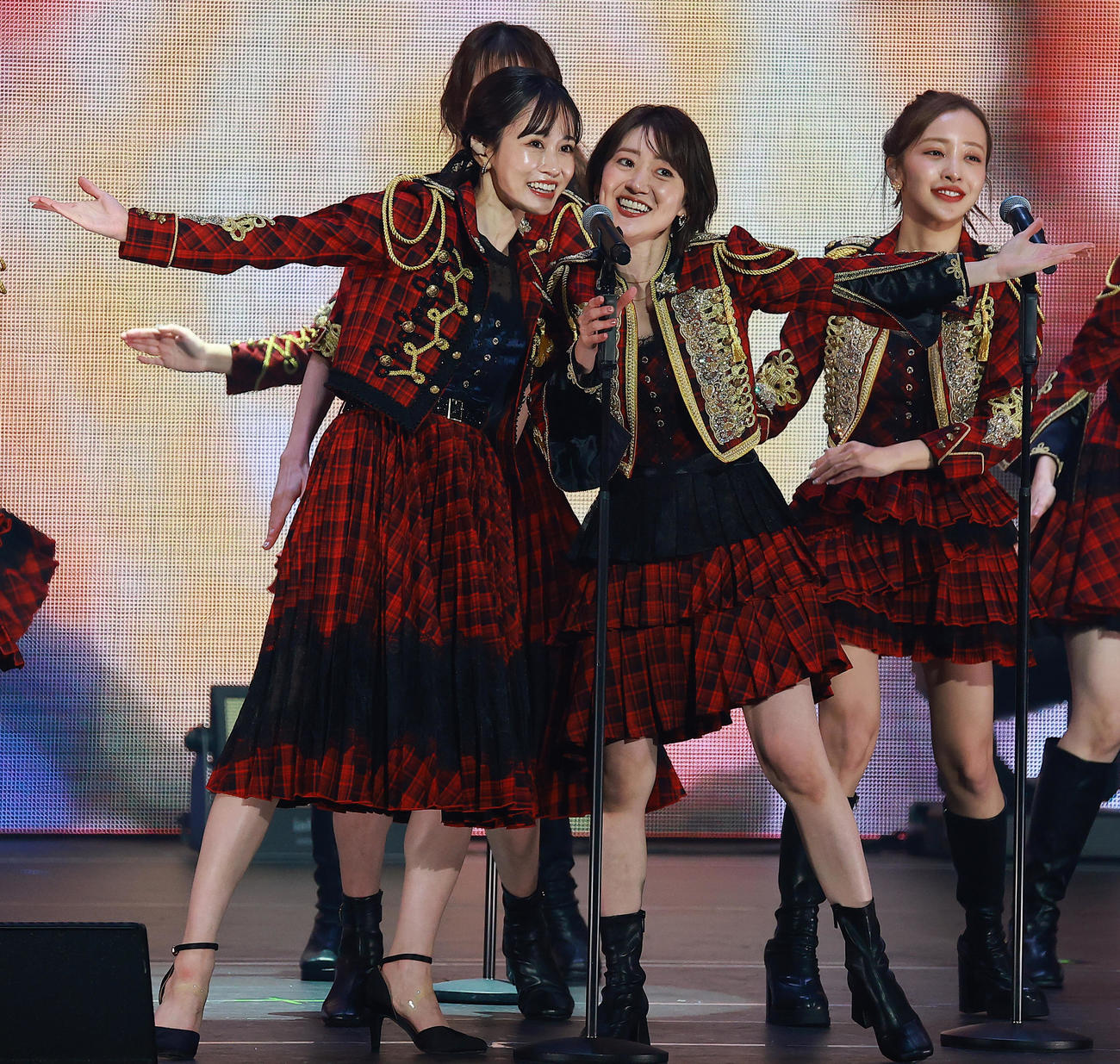 「ヘビーローテーション」で盛り上がる前田敦子（左）と大島優子。右端は板野友美（撮影・中島郁夫）