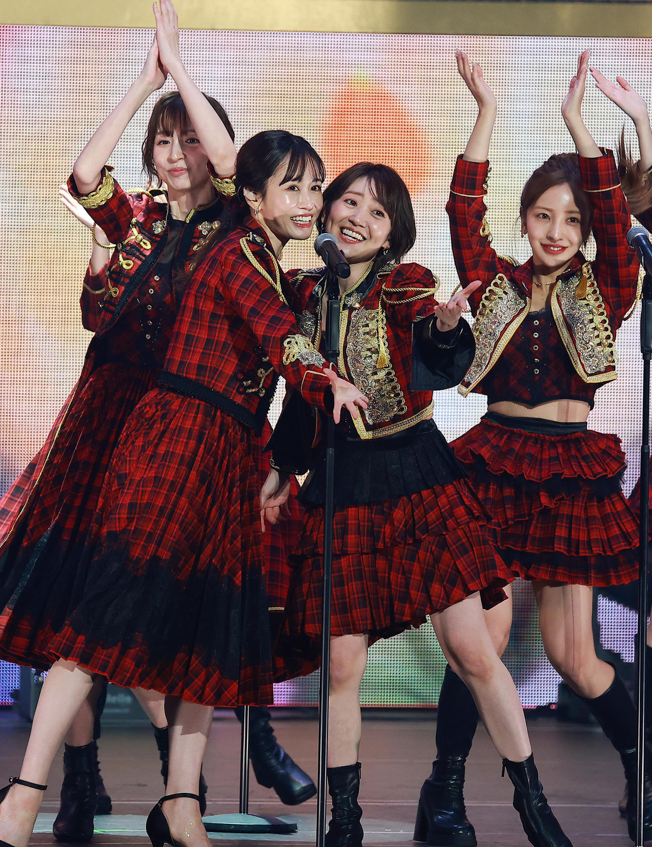 「ヘビーローテーション」で盛り上がる、左から篠田麻里子、前田敦子、大島優子、板野友美（撮影・中島郁夫）